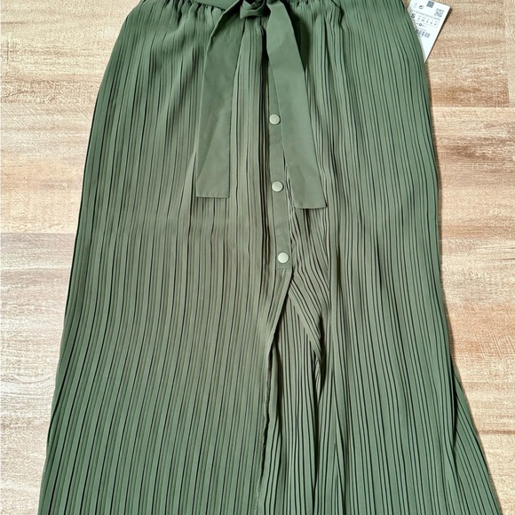 Zara long green pleated skirt with buttons and tie - Picture 2 of 2